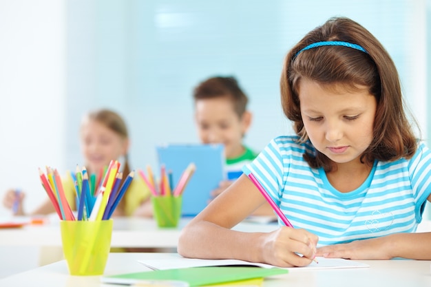 Estudante concentrada na classe