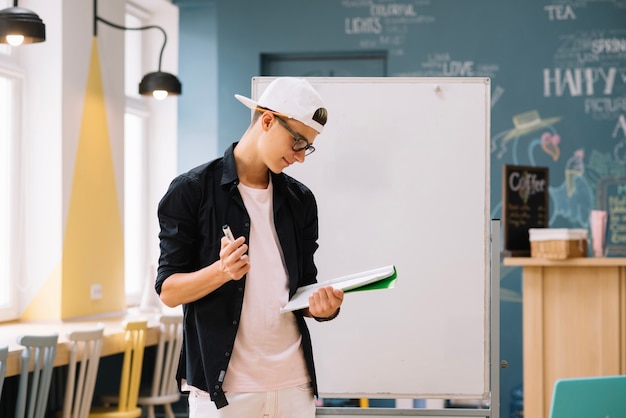 Estudante concentrado que lê um material de leitura