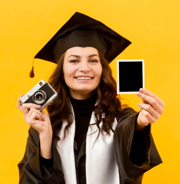 Estudante de graduação com câmera fotográfica