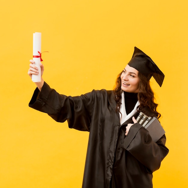 Estudante de graduação sorridente médio tiro