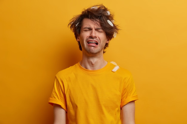 Estudante de jovem bonito com penteado da moda isolado