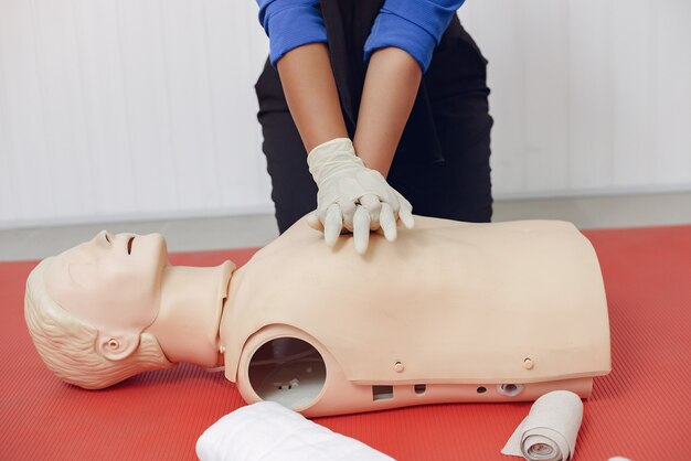 Estudante de medicina está praticando