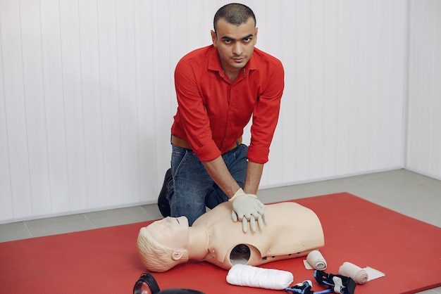 Foto grátis estudante de medicina está praticando