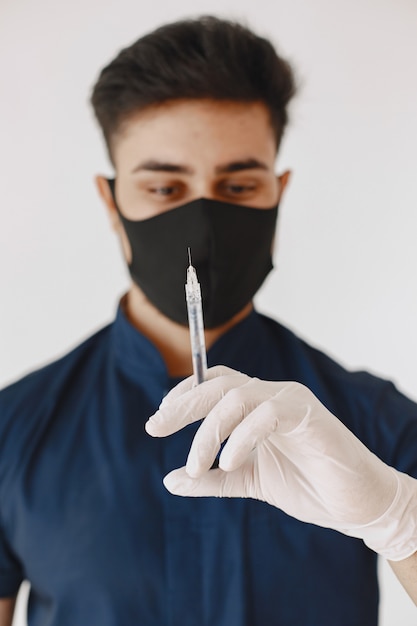 Estudante de medicina internacional. homem de uniforme azul. doutor com máscara.