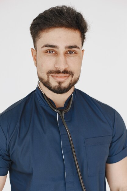 Estudante de medicina internacional. Homem de uniforme azul. Médico com estetoscópio.