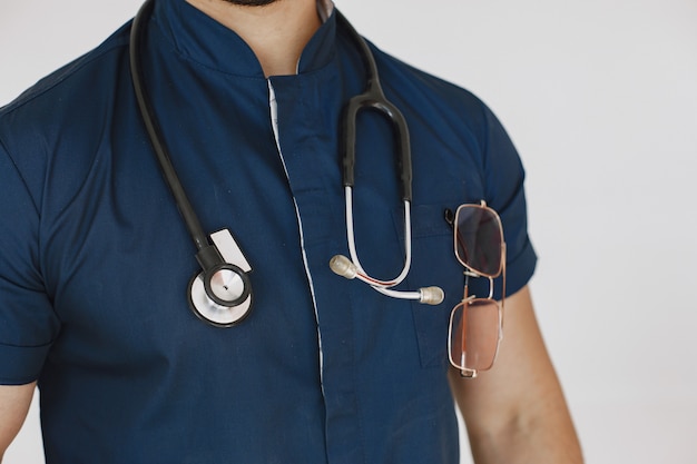 Estudante de medicina internacional. homem de uniforme azul. médico com estetoscópio.