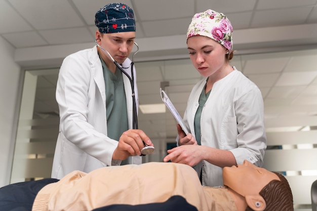 Foto grátis estudante de medicina praticando em um hospital