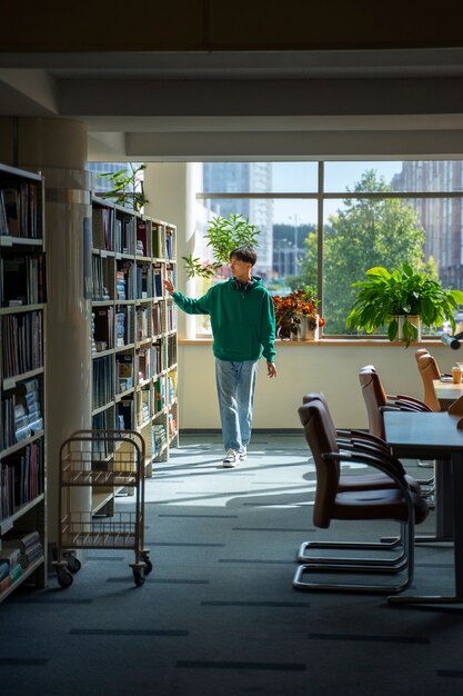 Estudante de tiro completo à procura de livros