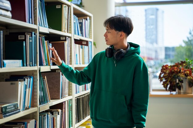 Estudante de tiro médio à procura de livro