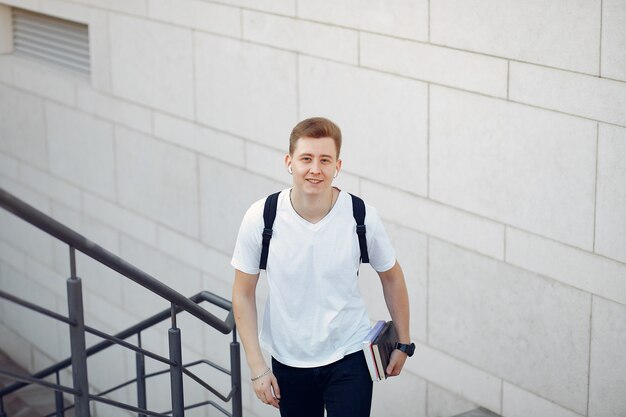 Estudante em um campus universitário