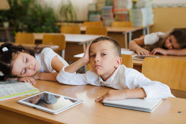 Estudante entediado sentado à mesa