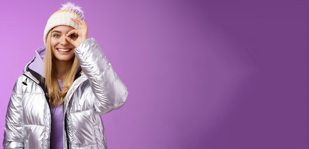 Foto grátis estudante europeia elegante e despreocupada a desfrutar de uma viagem de férias num país coberto de neve a usar roupas quentes e modernas.