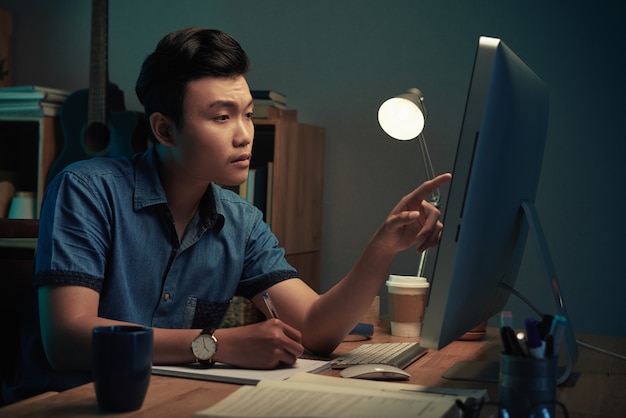 Estudante fazendo lição de casa tarde da noite