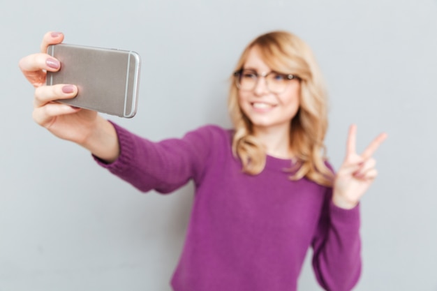 Foto grátis estudante fazendo selfie