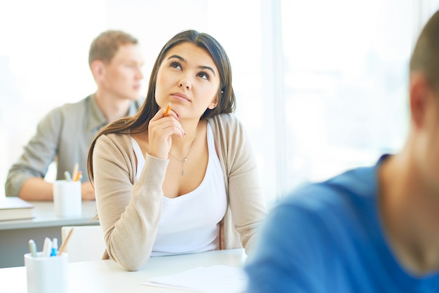 Estudante inteligente pensar uma resposta