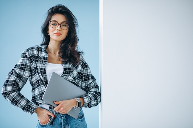 Estudante jovem com laptop no escritório