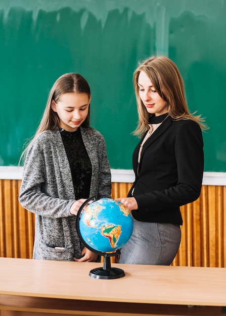 Foto grátis estudante, menina, aprendizagem, geografia, com, professor feminino