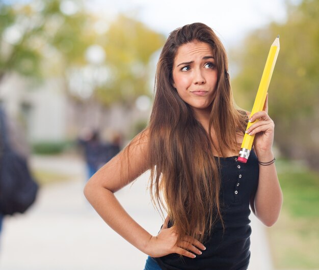 Estudante pensativo com fundo borrado