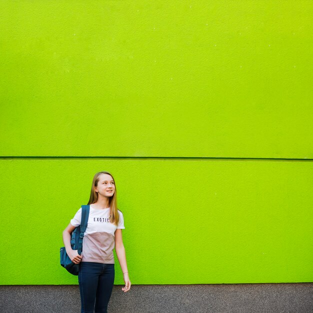 Estudante pensativo posando em verde