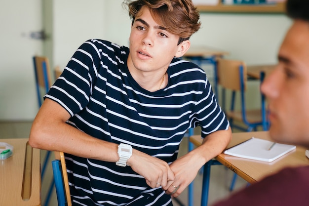 Estudante posando na sala de aula