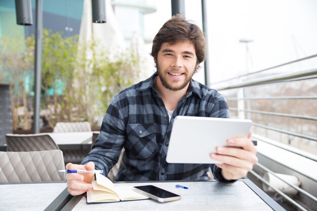 Estudante positivo surfando na internet