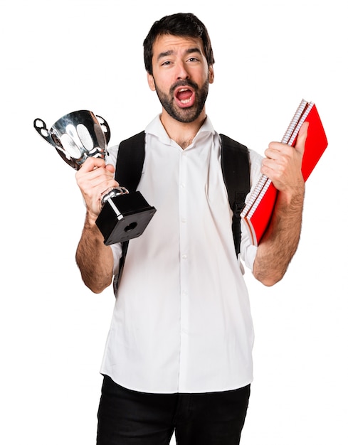 Estudante que segura um troféu