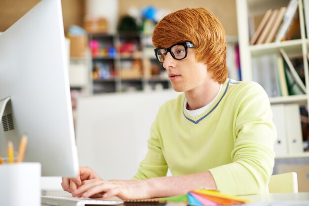 Estudante que trabalha com um computador