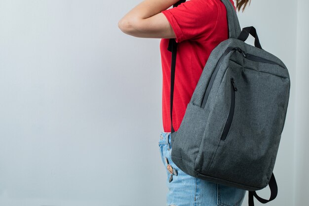 Estudante segurando a mochila nos ombros