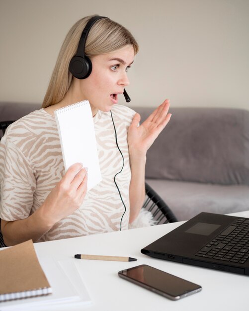 Estudante sendo surpreendido e segurando o caderno