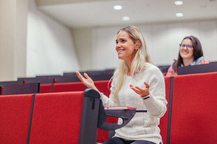 Foto grátis estudante sentado na sala de conferências