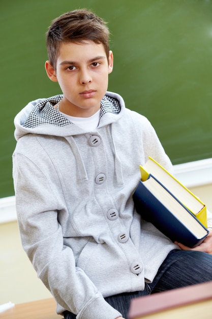 Estudante sério que prende seus livros