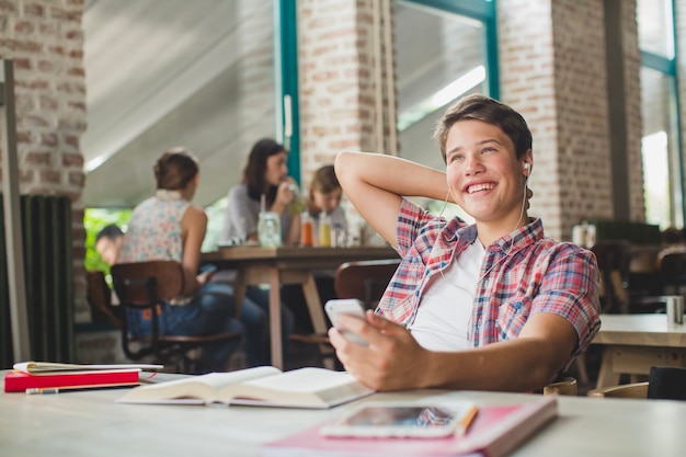 Estudante sorridente no processo de estudo