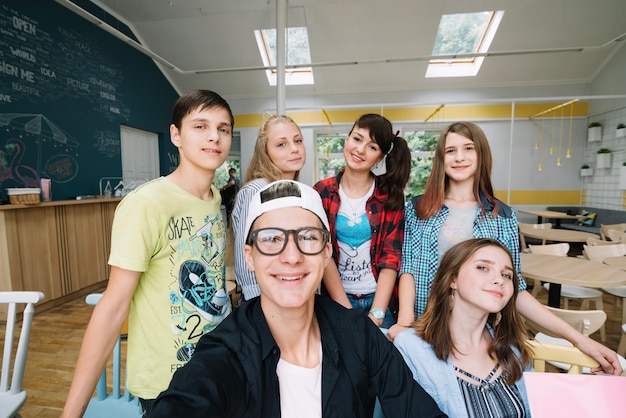 Estudante tirando foto com colegas de turma