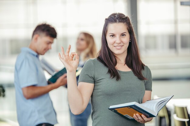 Estudante universitário gesticula ok