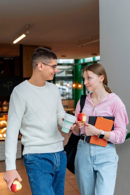 Estudantes a almoçar na cantina