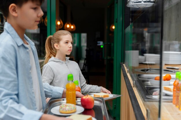 Estudantes a almoçar na cantina