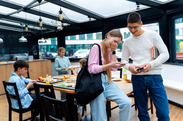 Estudantes a almoçar na cantina