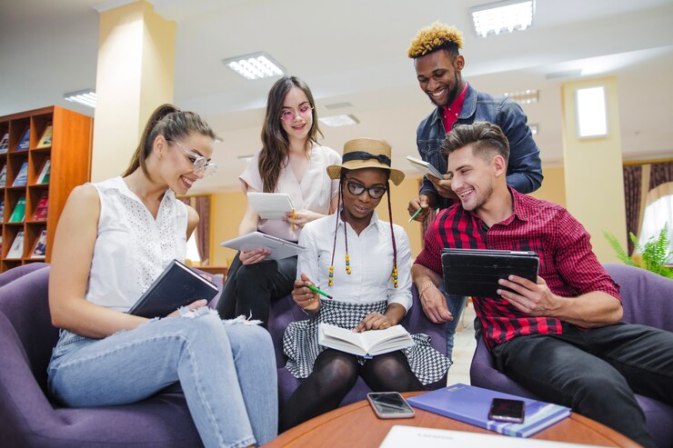 Foto grátis estudantes a discutir novas idéias
