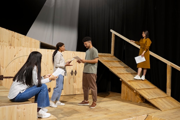 Estudantes a preparar-se para a aula de teatro