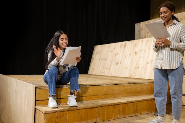 Estudantes a preparar-se para a aula de teatro