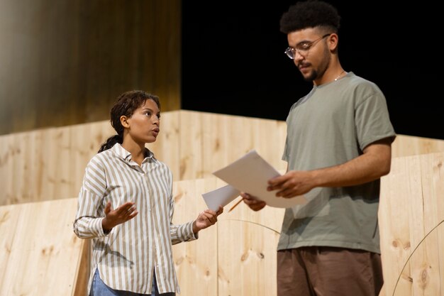 Estudantes a preparar-se para a aula de teatro