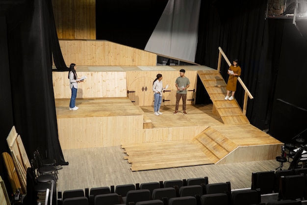 Foto grátis estudantes a preparar-se para a aula de teatro