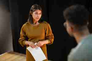 Foto grátis estudantes a preparar-se para a aula de teatro