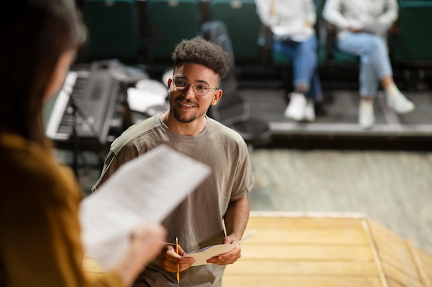 Foto grátis estudantes a preparar-se para a aula de teatro