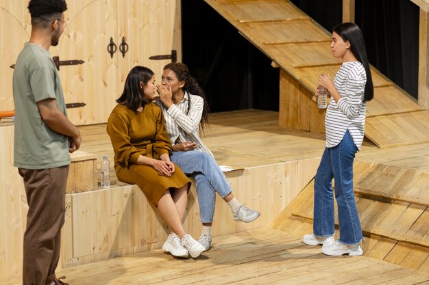 Estudantes a preparar-se para a aula de teatro