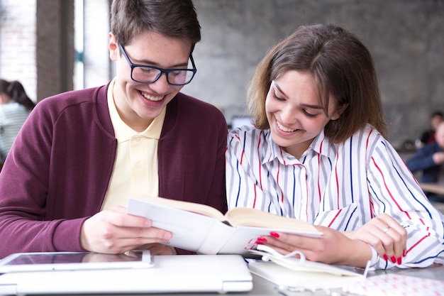 Estudantes adolescentes, sorrindo, e, leitura, livros, tabela