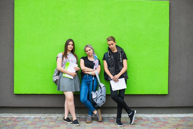 Foto grátis estudantes alegres posando fora