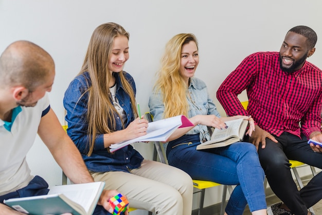 Estudantes alegres tendo conversa