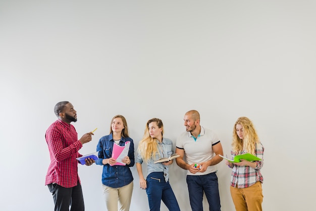 Foto grátis estudantes com blocos de notas comunicando