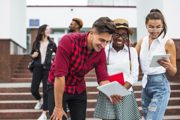 Estudantes confiantes com comprimidos